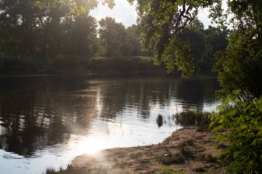 Nehirde güzel bir gün batımı, doğa manzarası