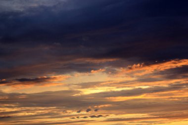 Güzel gün batımı gökyüzü bulutlu