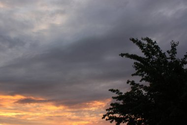 Güzel gün batımı gökyüzü bulutlu