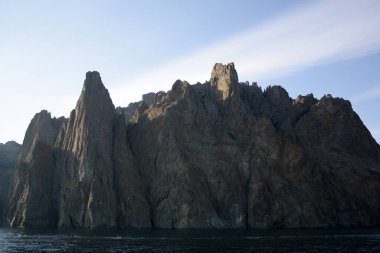 Baykal adasının kayaları. Khon Adası.