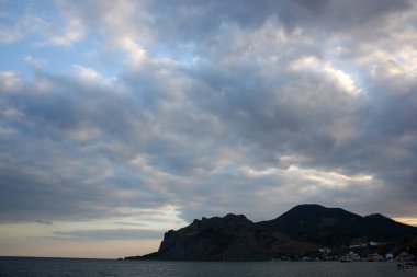 Denizin üzerinde güzel bir gün batımı