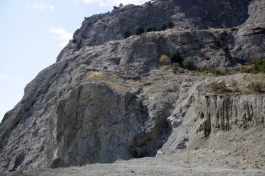 Güney Kafkasya 'da yaz mevsiminde dağların kayaları