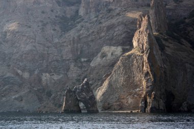 Deniz manzarası ve yazları Yunanistan 'da Santorini adasının kıyısındaki kayalar.