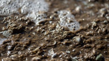 Yere su damlaları düşer.