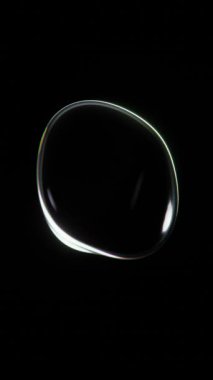 Soyut 3D şekil fütüristik krom holografik prizma şeffaf sıvı yağ benzini gökkuşağı gradyan balon küre dikey sosyal medya formatı animasyon döngüsü blob sıvı arka plan 4K 30 fps duvar kağıdı