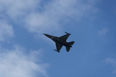 Selanik, Yunanistan - 28 Ekim 2022: F-16C Blok 52 artı uçuş hava gösterisi yapan avcı uçağı. 28 Ekim Ulusal Oxi Günü geçit töreninde Zeus takımının HAF Yunan Hava Kuvvetleri Jeti.