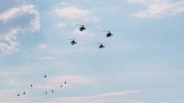 Selanik, Yunanistan - 28 Ekim 2022: Bir hava gösterisi sırasında Boeing AH-64 saldırı helikopterleri oluşturuldu. Yunan Hava Kuvvetleri Apaçileri 28 Ekim Ulusal Oxi Günü geçit töreninde uçuyor.
