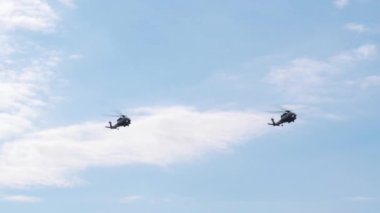 Selanik, Yunanistan - 28 Ekim 2022: Sikorsky Seahawk askeri helikopterleri bir hava gösterisi sırasında. Yunan Donanması S-70, 28 Ekim Ulusal Oxi Günü geçit töreninde uçuyor.