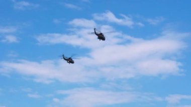 Selanik, Yunanistan - 28 Ekim 2022: Sikorsky Seahawk askeri helikopterleri bir hava gösterisi sırasında. Yunan Donanması S-70, 28 Ekim Ulusal Oxi Günü geçit töreninde uçuyor.