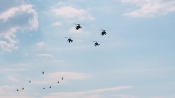 テッサロニキ ギリシャ 10月28 2022 航空ショー中の形成にボーイングAh 64攻撃ヘリコプター ギリシャ空軍10月28日の国家Oxi Dayパレード中のApache飛行 — ストック動画