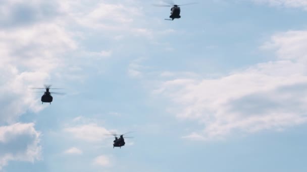 テッサロニキ ギリシャ 2022年10月28日 航空ショー中のボーイングCh 47チヌーク ギリシャ空軍10月28日の国家Oxi Dayパレード中に飛行する双発ヘリコプター — ストック動画