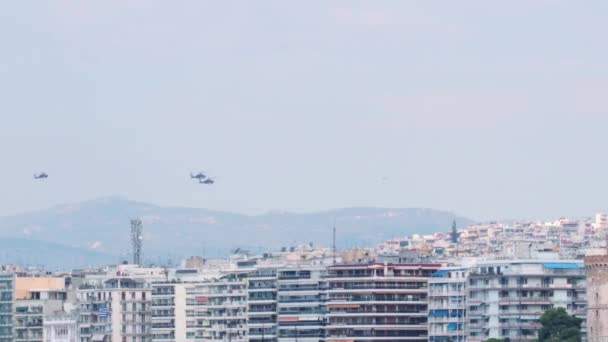 Θεσσαλονίκη Ελλάδα Οκτωβρίου 2022 Ελικόπτερα Της Πολεμικής Αεροπορίας Που Πετούν — Αρχείο Βίντεο