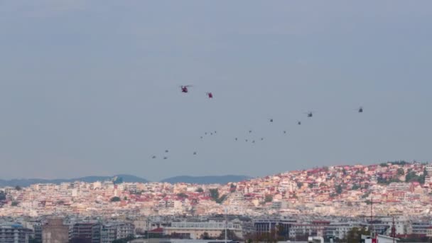 テッサロニキ ギリシャ 10月28 2022 都市の上の形成に飛んでギリシャ空軍のヘリコプター 10月28日の国慶節の航空ショー — ストック動画