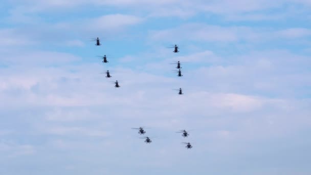 テッサロニキ ギリシャ 2022年10月28日 キオワ戦士と航空ショー中の形成にアパッチヘリコプター ギリシャ空軍のボーイングAh 64とベルOh 58部隊は ナショナル オキシ パレード中に飛行する — ストック動画