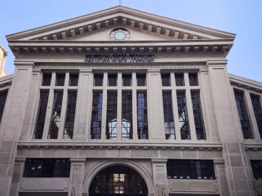 Modiano tabelasını yeniledim, yeni bir tabelayla. Yunanistan 'ın Selanik kentindeki tarihi gıda tezgahları ve tavernalarının düşük açılı giriş manzarası.