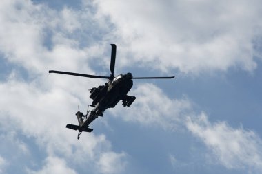 Selanik, Yunanistan - 28 Ekim 2022: Bir hava gösterisi sırasında Boeing AH-64 saldırı helikopteri oluşturuldu. Yunan Hava Kuvvetleri Apaçileri 28 Ekim Ulusal Oxi Günü geçit töreninde uçuyor.