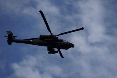 Selanik, Yunanistan - 28 Ekim 2022: Bir hava gösterisi sırasında Boeing AH-64 saldırı helikopteri oluşturuldu. Yunan Hava Kuvvetleri Apaçileri 28 Ekim Ulusal Oxi Günü geçit töreninde uçuyor.