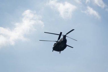 Selanik, Yunanistan - 28 Ekim 2022: Bir uçak gösterisi sırasında Boeing CH-47 Chinook. Yunan Hava Kuvvetleri çift motorlu helikopter 28 Ekim Ulusal Oxi Günü geçit töreninde uçuyor.