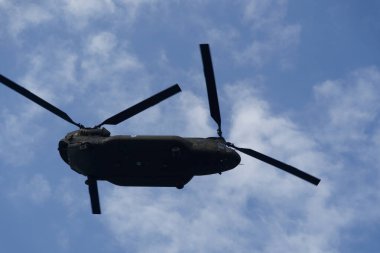 Selanik, Yunanistan - 28 Ekim 2022: Bir uçak gösterisi sırasında Boeing CH-47 Chinook. Yunan Hava Kuvvetleri çift motorlu helikopter 28 Ekim Ulusal Oxi Günü geçit töreninde uçuyor.