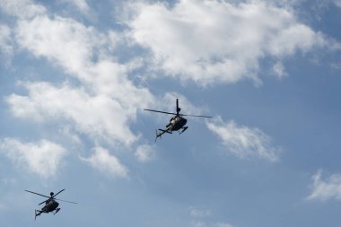 Selanik, Yunanistan - 28 Ekim 2022: Kiowa Warrior helikopterleri bir hava gösterisi sırasında. Yunan Hava Kuvvetleri Zili OH-58 Ulusal Oxi Günü geçit töreninde uçuyor.