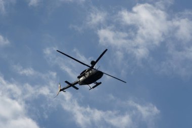 Selanik, Yunanistan - 28 Ekim 2022: Bir hava gösterisi sırasında Kiowa Warrior helikopteri. Yunan Hava Kuvvetleri Zili OH-58 Ulusal Oxi Günü geçit töreninde uçuyor.
