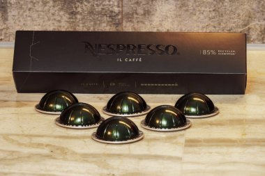 Selanik, Yunanistan - 7 Aralık 2022: Nespresso Vertuo Pop makinesi Il Caffe alüminyum kozaları, espresso damlayan kahve yapımında kullanıldı.