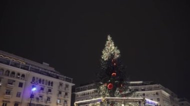 Ana şehir meydanında Noel ağacıyla yürüyüş. Yunanistan 'ın Selanik kentindeki Aydınlatılmış Aristo Meydanı' nda festival taksitlerinin gece manzarası.