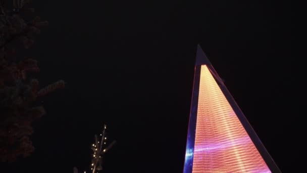 希腊塞萨洛尼基 2022年12月8日 在亚里士多德广场装饰和照明圣诞树 主城广场南部的节庆部分的夜景 挤满了人 — 图库视频影像