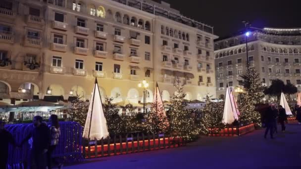 テッサロニキ ギリシャ 2022年12月8日 アリストテレス広場で装飾され 照らされたクリスマスツリー メインシティ広場の南側でのお祝いの分割払いの夜景 群集と — ストック動画