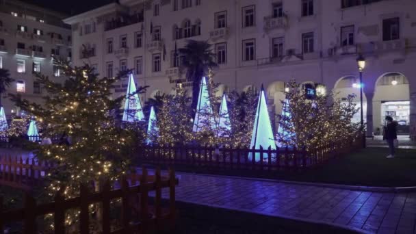 希腊塞萨洛尼基 2022年12月8日 装饰和照明亚里士多德广场的圣诞树 各主要城市广场举行的节日晚会的夜景 并附有明快的讯息 — 图库视频影像
