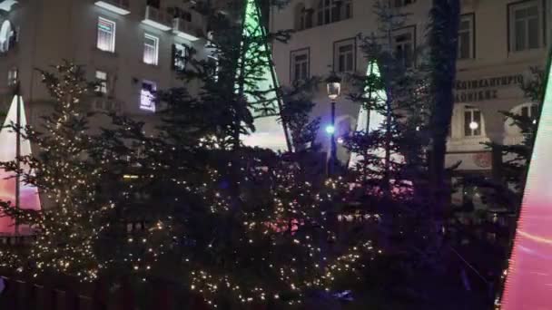 Θεσσαλονίκη Ελλάδα Δεκεμβρίου 2022 Στολισμένα Και Φωτισμένα Χριστουγεννιάτικα Δέντρα Στην — Αρχείο Βίντεο