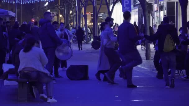 Салоніки Греція Грудня 2022 Року Група Молодих Людей Танцює Пішохідній — стокове відео