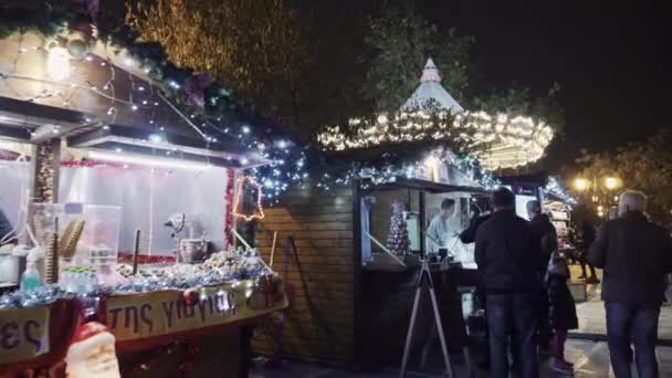 希腊塞萨洛尼基 2022年12月8日 Pov从位于城市广场的传统圣诞村舍走向亚里士多德广场的旋转木马 — 图库视频影像