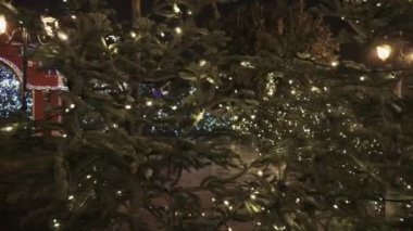 Yunanistan 'ın Selanik kentinde gerçek bir ışıklandırmadan aydınlatılmış festival dekorasyonlarına kadar şehir meydanı Noel gecesi tepsisi.