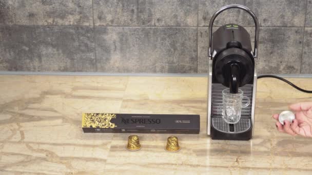 塞萨洛尼基 2022年12月17日 用于浓缩浓缩浓缩咖啡的自动Nespresso原型机 女性的手使用Delonghi咖啡壶 用金属汤匙热滴咖啡 — 图库视频影像