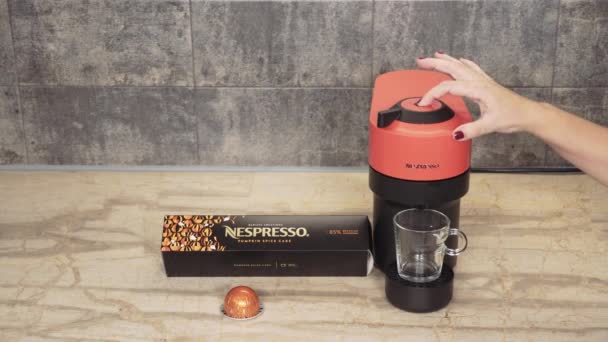Thesszaloniki Görögország December 2022 Automatikus Nespresso Vertuo Pop Gép Eszpresszóhoz — Stock videók