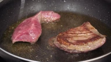 En iyi sığır filetosu, tavaya atılmış Amerikan bifteği. Yüksek açılı seçici. Zeytinyağlı et pişirmeye odaklı..