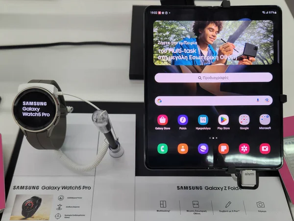 Tesalónica Grecia Diciembre 2022 Samsung Galaxy Watch5 Pro Fold4 Dispositivos Imágenes De Stock Sin Royalties Gratis