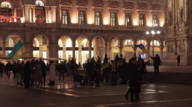 Milan, İtalya 17 Kasım 2022: Ukraynalı bayraklı küçük bir grup, Duomo Meydanı 'nda gece protesto gösterisi düzenlemeye hazırlanıyor.