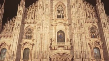 Milan, İtalya 17 Kasım 2022: Ülke bayraklı küçük bir Ukraynalı grup, katedralin altındaki Duomo Meydanı 'nda geceleri barışçıl bir protesto gösterisi düzenliyor.