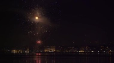 Geceleri büyük yerleşim alanlarının üzerinde gerçek havai fişekler. Yunanistan 'ın Selanik kentinde yeni yıl arifesi havai fişekleri kentin rıhtımından görüldü.