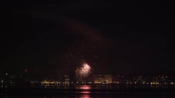 夜の大規模な住宅地の風景の上に本物の花火 ギリシャのテッサロニキでの大晦日花火市のウォーターフロントから見た — ストック動画