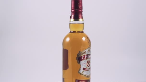 Thessaloniki Griechenland Dezember 2022 Chivas Regal Blended Scotch Whisky Flasche — Stockvideo