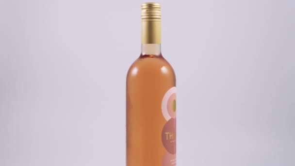 Θεσσαλονίκη Ελλάδα Δεκεμβρίου 2022 Περιστρεφόμενη Φιάλη Ελληνικού Ροζέ Κρασιού Θάλειας — Αρχείο Βίντεο