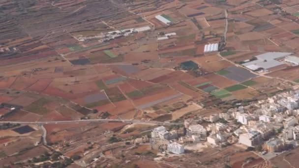 Low Flying Mediterranean Terrain Scattered Buildings Landing Malta Airport Landscape — Vídeo de Stock