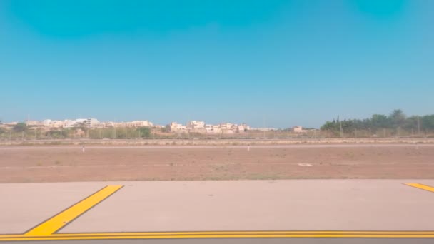 Airplane Taxiing Runway Window Plate Pov Shot Malta Airport — Vídeos de Stock