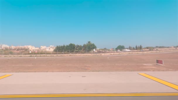Airplane Sitting Tarmac Runway Window Plate Pov Shot Malta Airport — Wideo stockowe