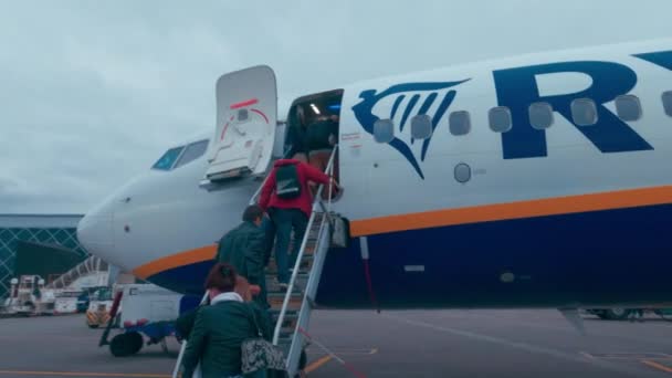 テッサロニキ ギリシャ 10月9 2021 ターマックの乗客はSkgマケドニア空港のエプロンエリアでボーイング737 Ryanair航空機に搭乗 — ストック動画