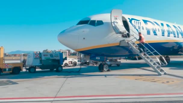 マルタ 9月10 2021 ターマックPov離れてMla空港のエプロンエリアに座ってボーイング737 Ryanair航空機から歩いて — ストック動画