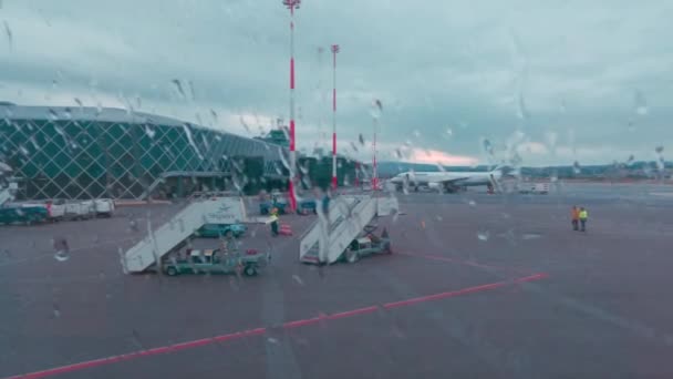 Thessaloniki Greece October 2021 Airplane Sitting Tarmac Runway Rain Droplets — Vídeo de stock